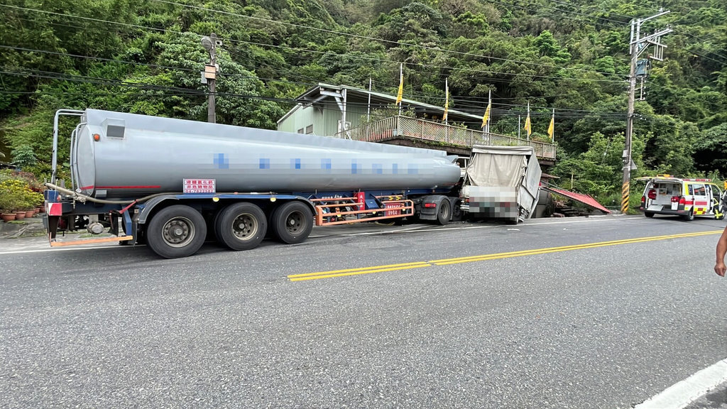 宜蘭頭城槽罐車撞貨車衝民宅　1駕駛受困、2人送醫