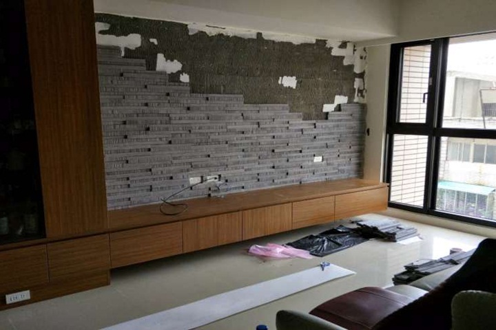 扯！新屋入住三個月 電視牆竟整片剝落