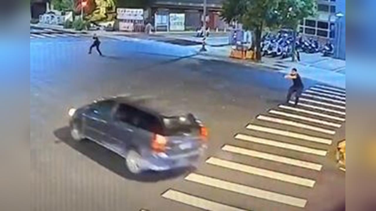 違規闖燈拒檢逃逸! 警朝輪胎開五槍成功逮人"抓毒犯"