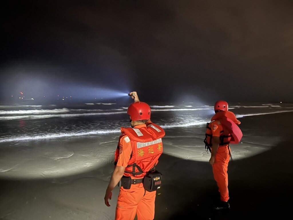 竹南鎮沙灘少年26日戲水遭浪捲走 海巡持續搜救