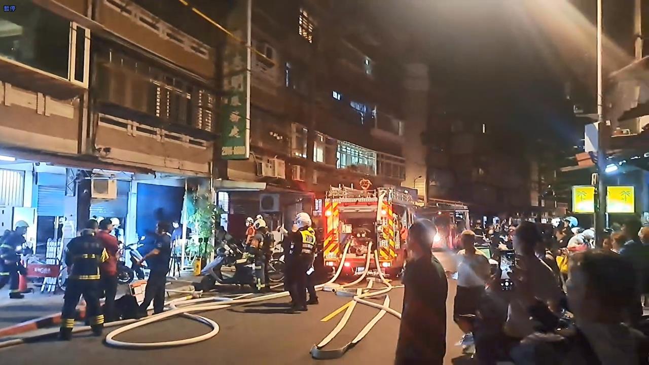 快新聞／北市社子晚間竄火！4樓公寓狂冒黑煙　屋主「嚇壞暈倒」送醫