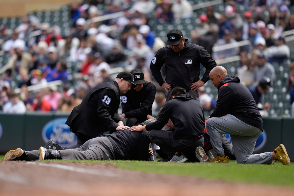 MLB(影)／一壘審意外遭強襲球擊中頭提前退場　剩3裁判撐完剩下比賽