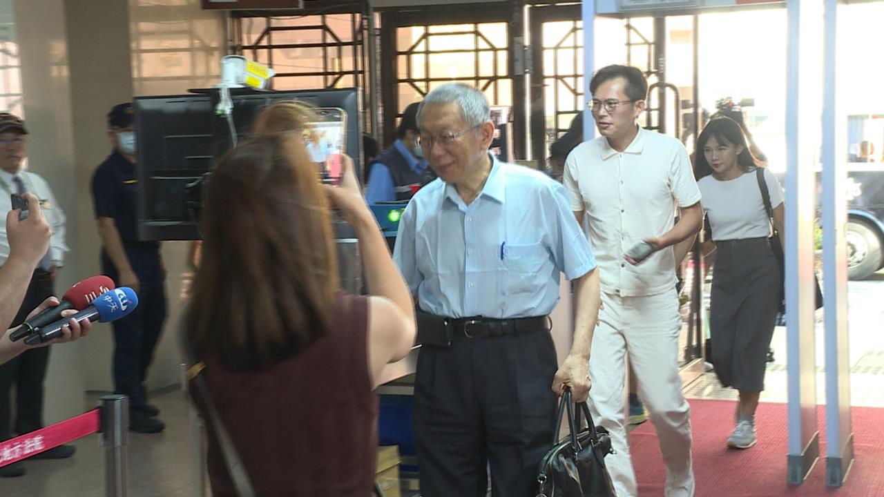黃國昌「養狗仔」柯文哲也受害？　柯發文「偶被跟了」試圖化解尷尬