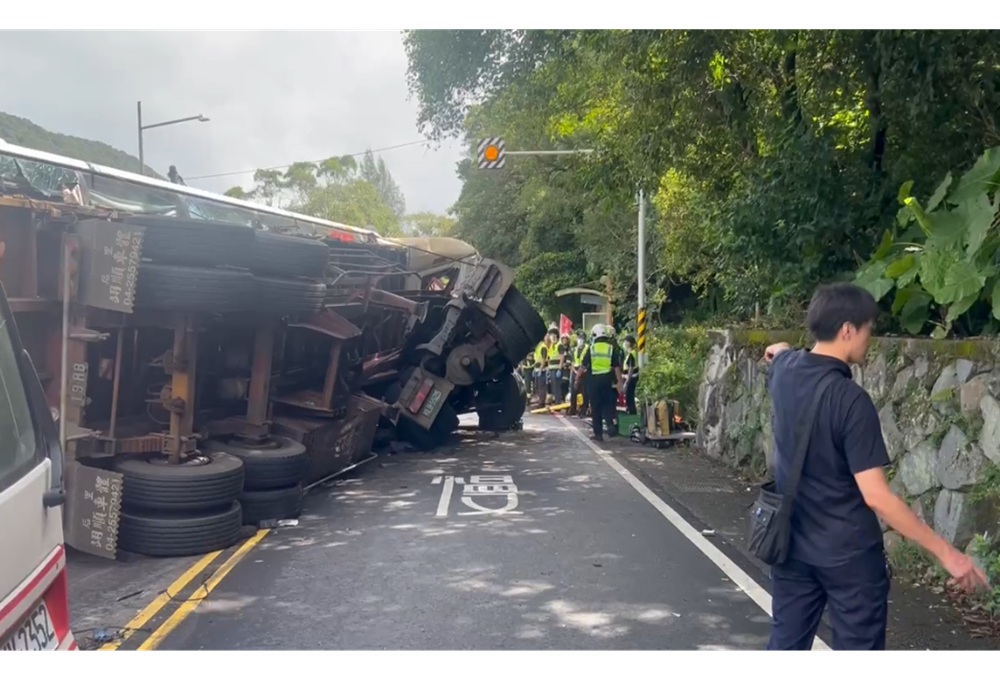 萬里重大車禍！砂石車打滑撞上國光客運　14人輕重傷1人送醫不治