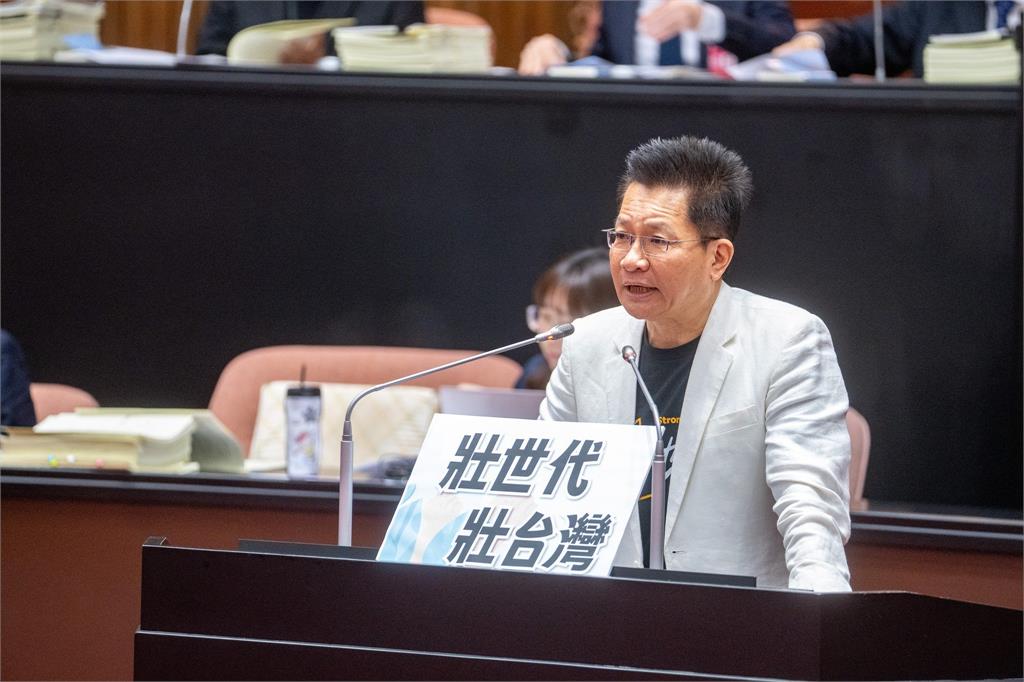 遭疑違反利益迴避！吳春城：申請「壯世代」商標是職志　沒收一毛專利費