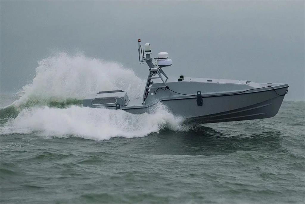 【有片】阿帕契飛官奇蹟生還如「上帝之手」　美軍無人艇「海盜」締造海上救援歷史