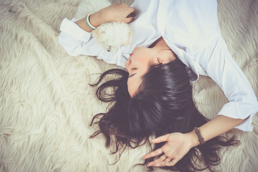 親熱一半「男友吸太大力」！嫩妹癱軟倒下　掛急診才知中風了