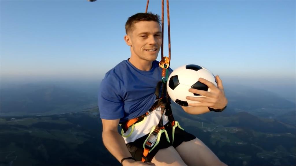 吊掛3000公尺熱氣球下...高空花式足球你看過嗎？