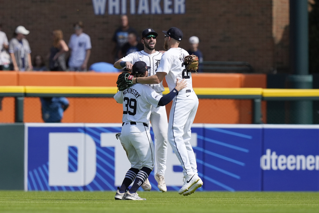 MLB（影）／閒聊到一半飛球來了！外野手神反應　主播隔空盛讚美技：接得好