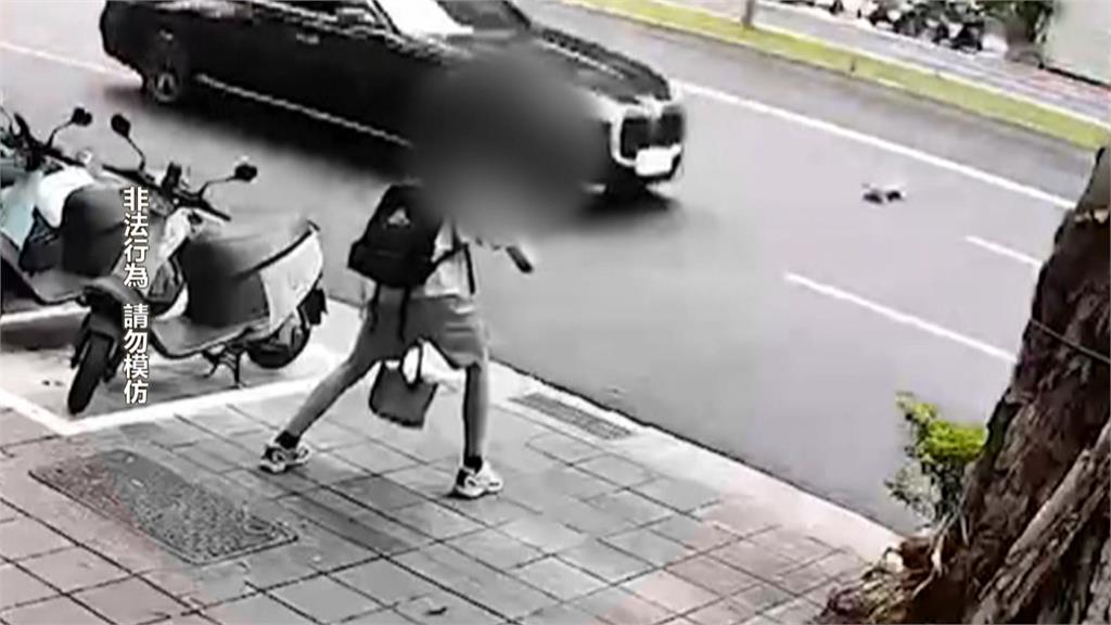 學生滑板闖入快車道還倒退嚕　「萬里車隊」驚險通過影片曝光