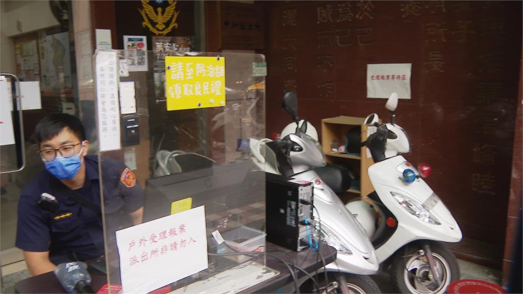 警局內比不雅手勢PO網　法官認定「表現自我」免罰！