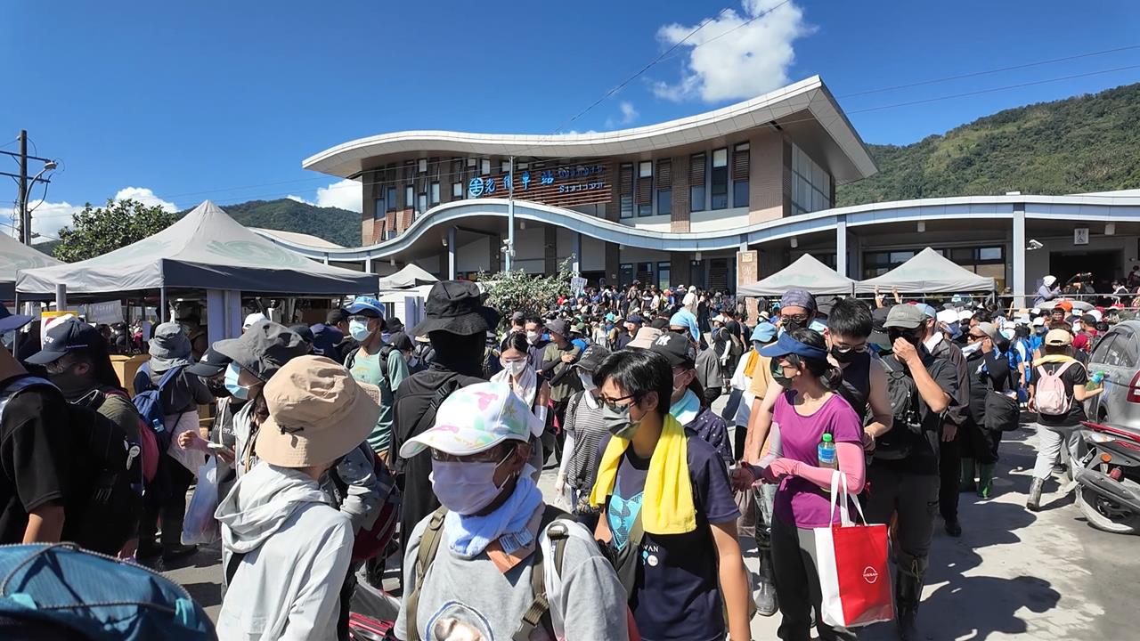 花蓮光復志工湧入 災民拉布條感謝「鏟子英雄」