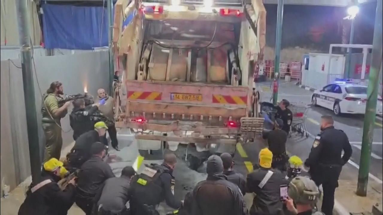 以色列軍警攔下垃圾車 車內擠進滿巴勒斯坦工人