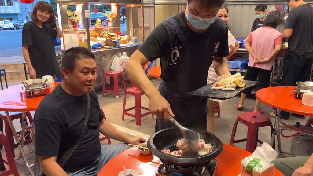 迷你火鍋做出高級質感　熱鍋炒出肉香再淋上高湯