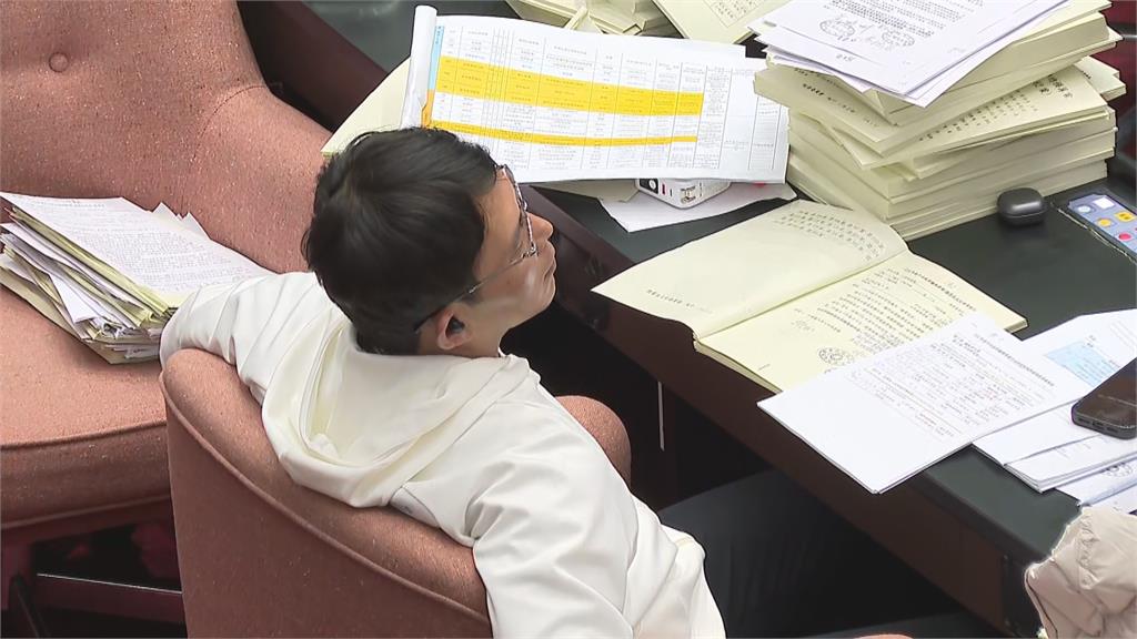 快新聞／中研院業務費遭凍結22億　昔日同仁黃國昌冷眼看表決通過