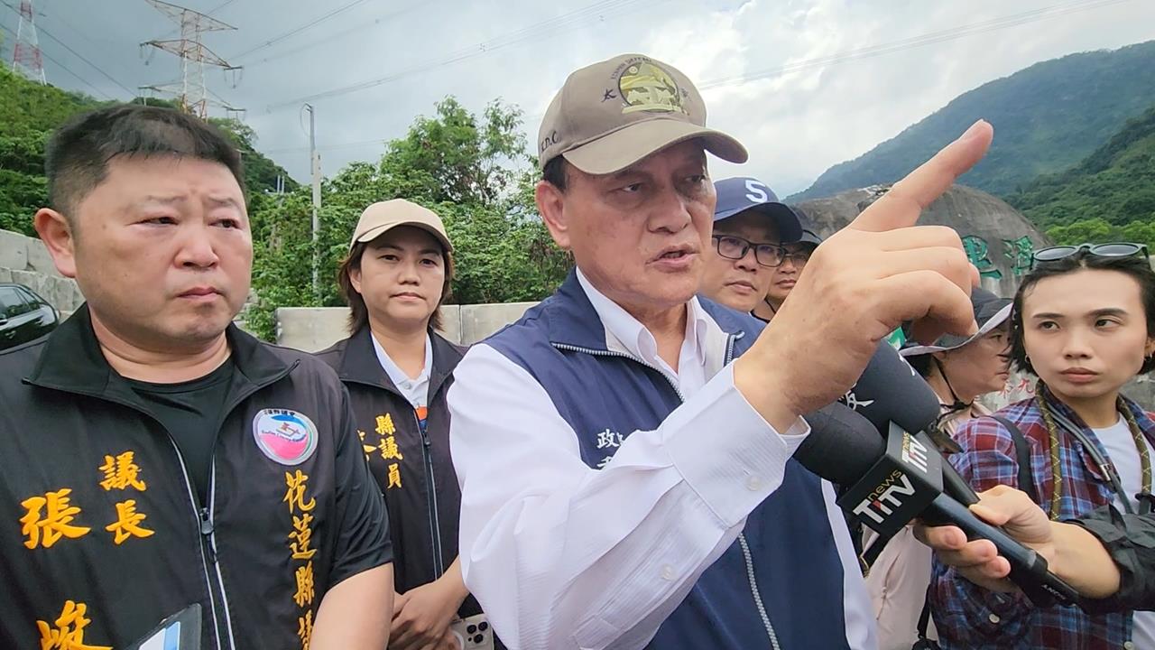 "萬里溪堰塞湖"黃色警戒解除 季連成視察堤防加固工程