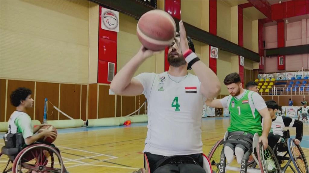 因爆炸失去雙腿無法踢球　伊拉克足球員打輪椅籃球重生