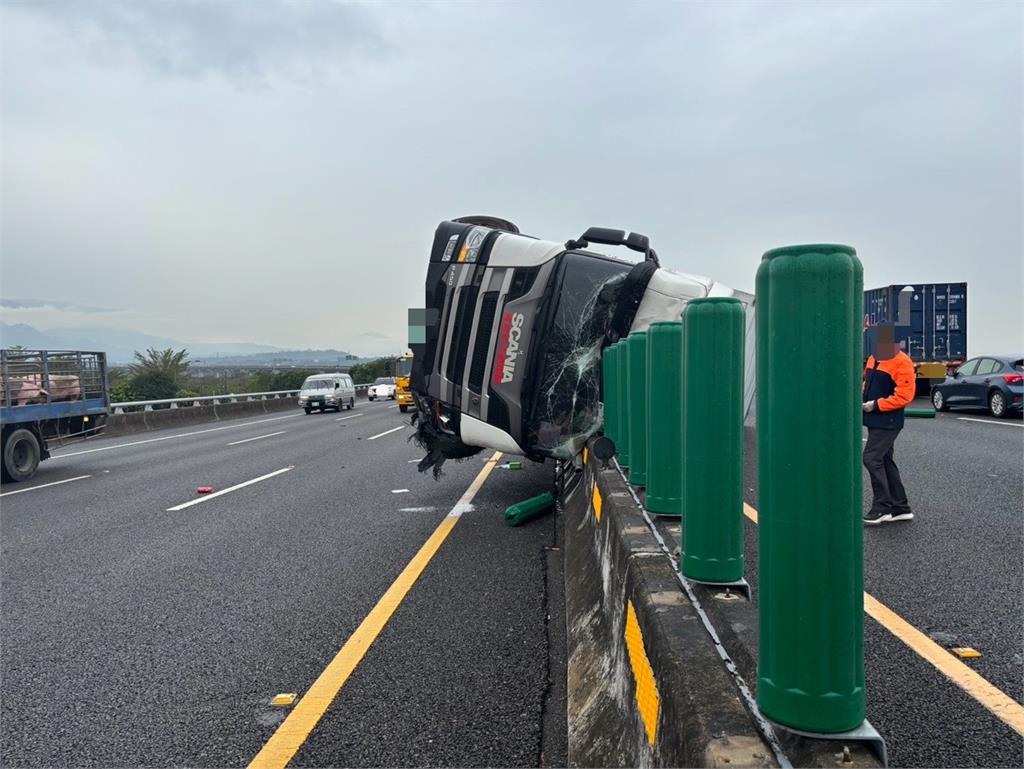 快新聞／大貨車爆胎釀翻車「插」路中防眩板　國3車流回堵2公里