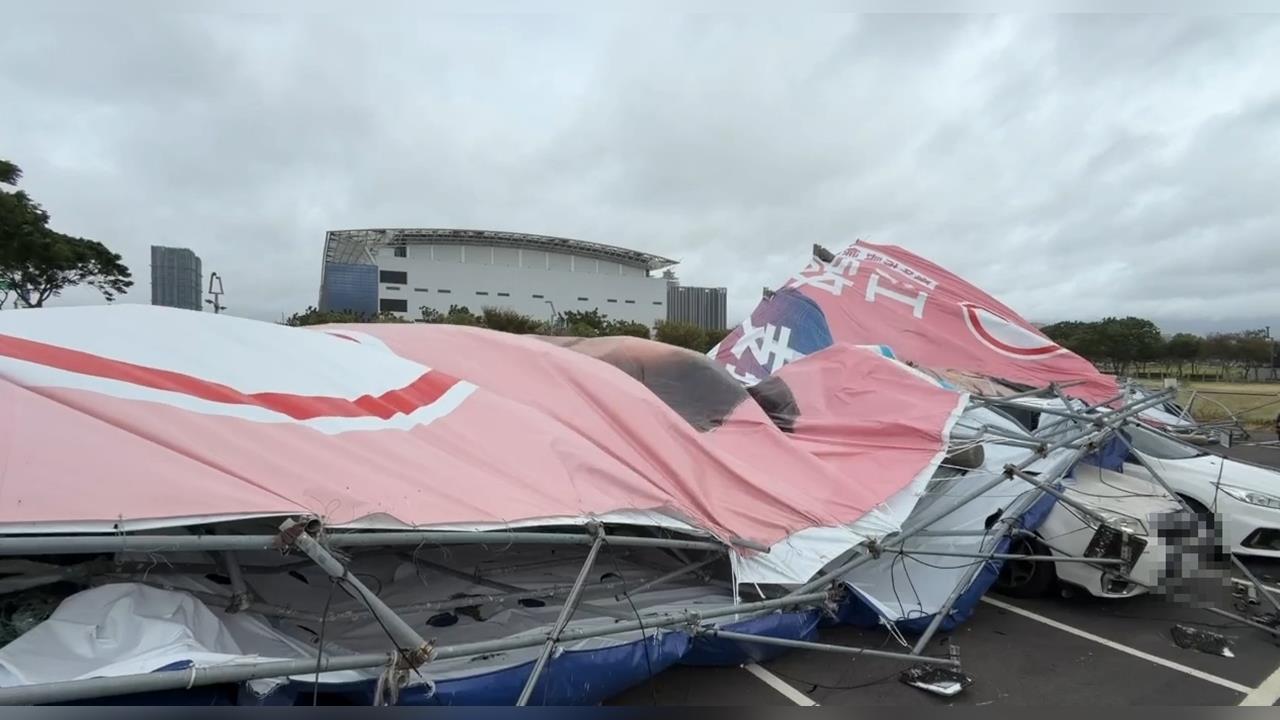薔琵狂颳12級風！　機車騎士定格險翻　民視採訪團隊神救援