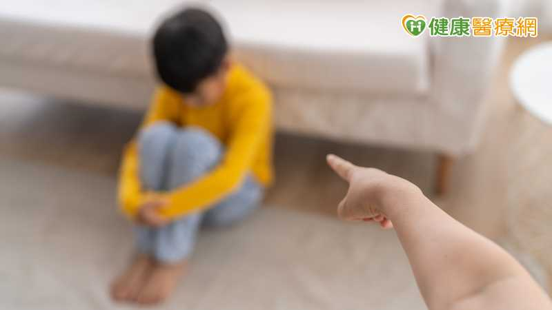 黃仁勳的話掀共鳴！專家談6項「情緒不成熟父母」常見表現　這樣自救