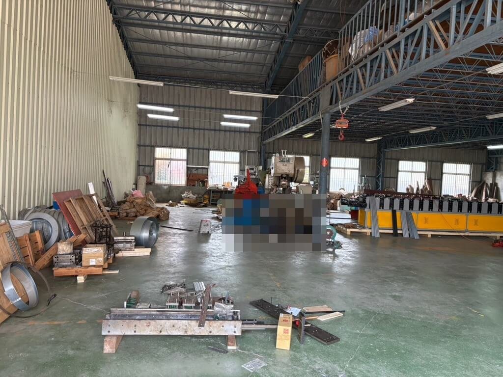 高雄某棧板工廠老闆遭堆高機壓死　警方派員鑑識