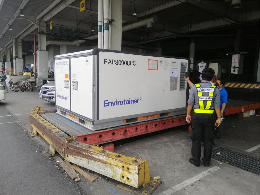 LIVE／台灣自購52.4萬劑AZ疫苗來了！ 桃機現場最新畫面直擊