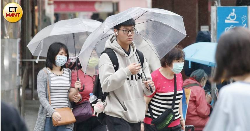 2波冷氣團接力！明後天「低溫探12度」半個台灣有雨　1地有望降雪