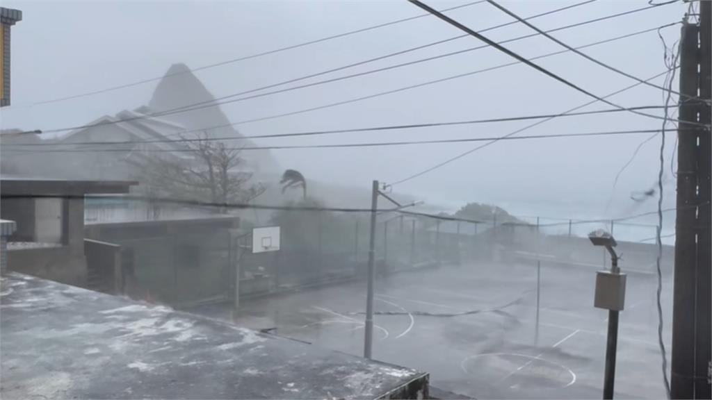 楊柳暴風圈觸陸!蘭嶼電線被吹歪「狂風暴雨畫面曝」當地人嘆:願大家平安