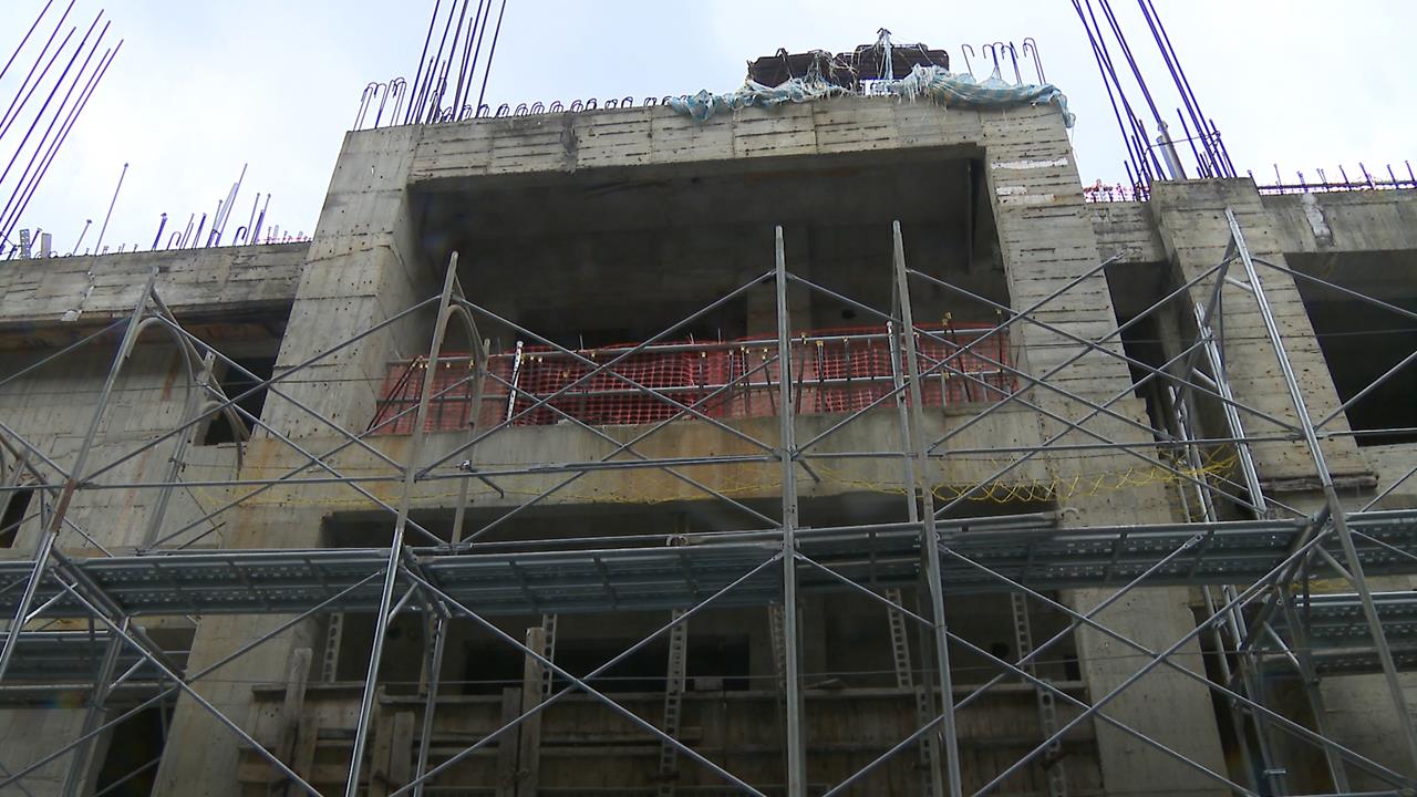 蓋到3樓就停工！大安區爛尾樓法拍流標　專家：恐打64折才有人接