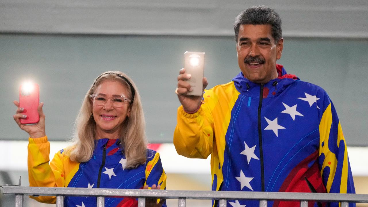 馬杜洛夫婦疑睡一半「遭美軍拖出房間逮捕」！川普全程看實況：像是電視節目