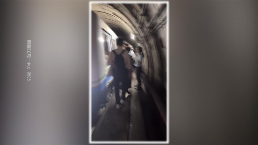 北捷文湖線出包！交通大亂　旅客摸黑走軌道