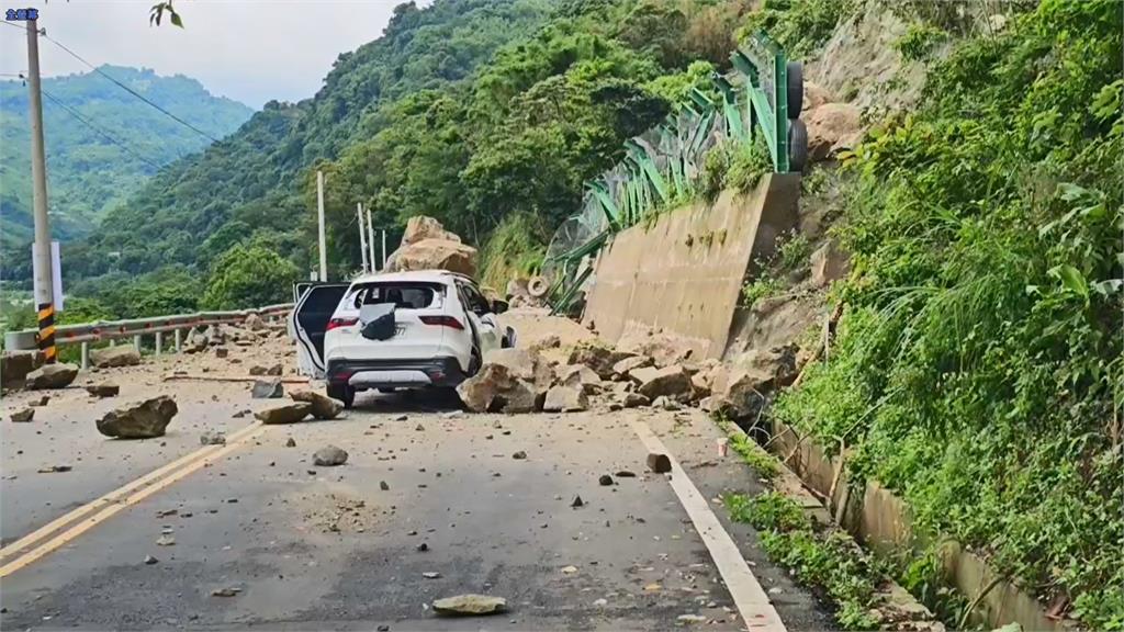 快新聞／嚇！苗62線山壁滾落巨石　2車遭砸毀、1人受傷幸無大礙