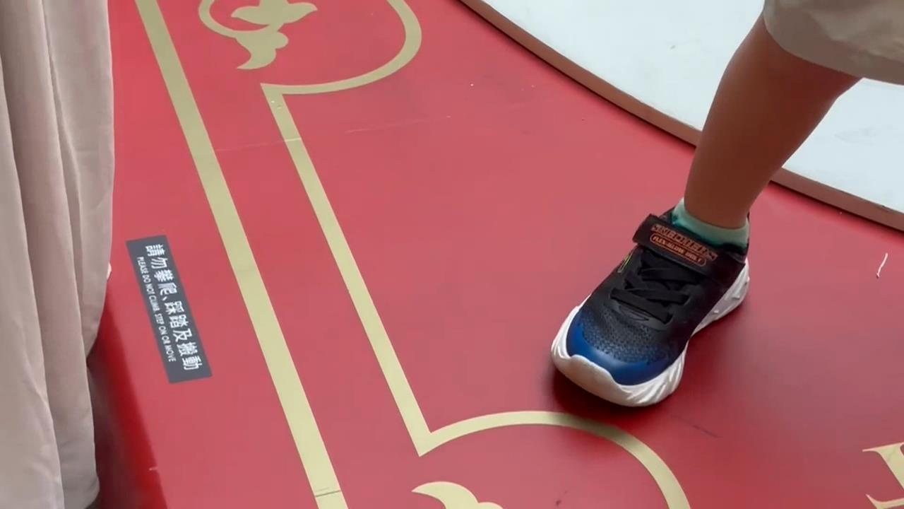 貴婦百貨「耶誕巨熊、美食造景」遭破壞！　家長放任孩童踩踏、蹂躪