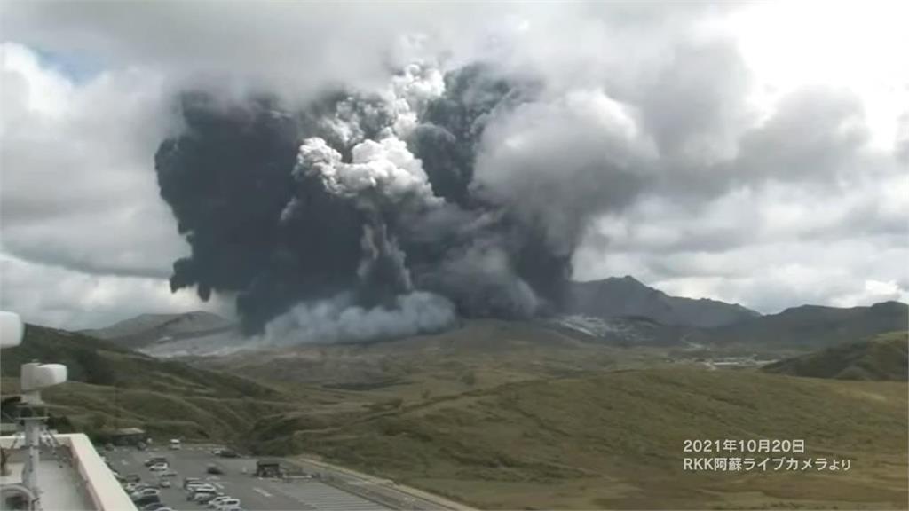 震撼畫面曝！日本阿蘇火山噴發宛如世界末日　「煙霧猛竄3500公尺」警戒升3級