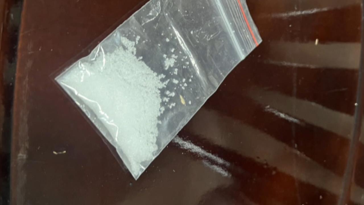 財神未到警察先到！　賭客帶「過運鹽」盼好運　警上門攻堅賭場