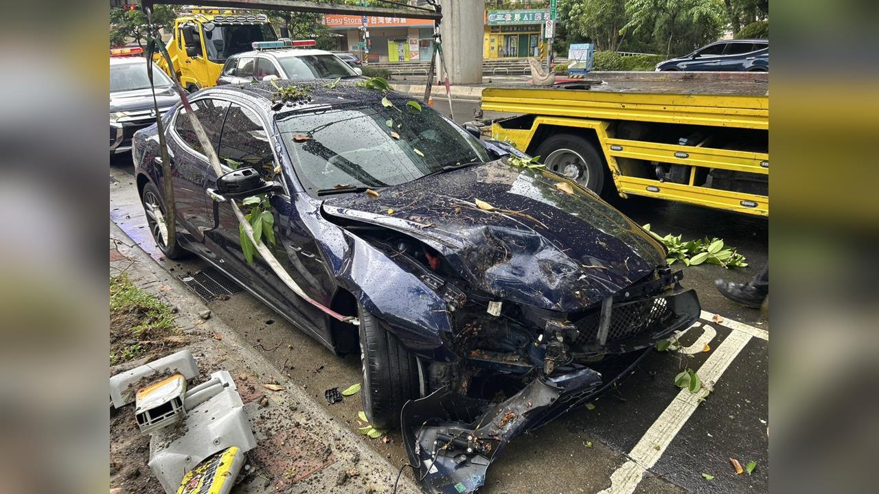 快新聞／賠慘了！海神起步就失控　連撞3車還鏟飛5支YouBike停車樁