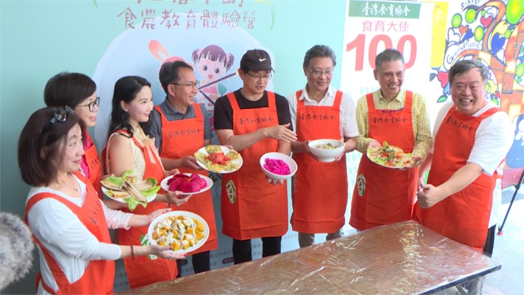 吳寶春舉辦「在地遊學」 教小朋友做紅龜粿 