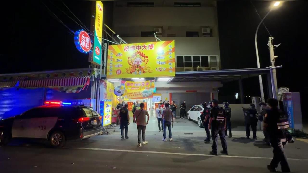 快新聞／與警對峙2小時！嘉義太保男子深夜持槍闖彩券行　地方人士勸說後棄械投降