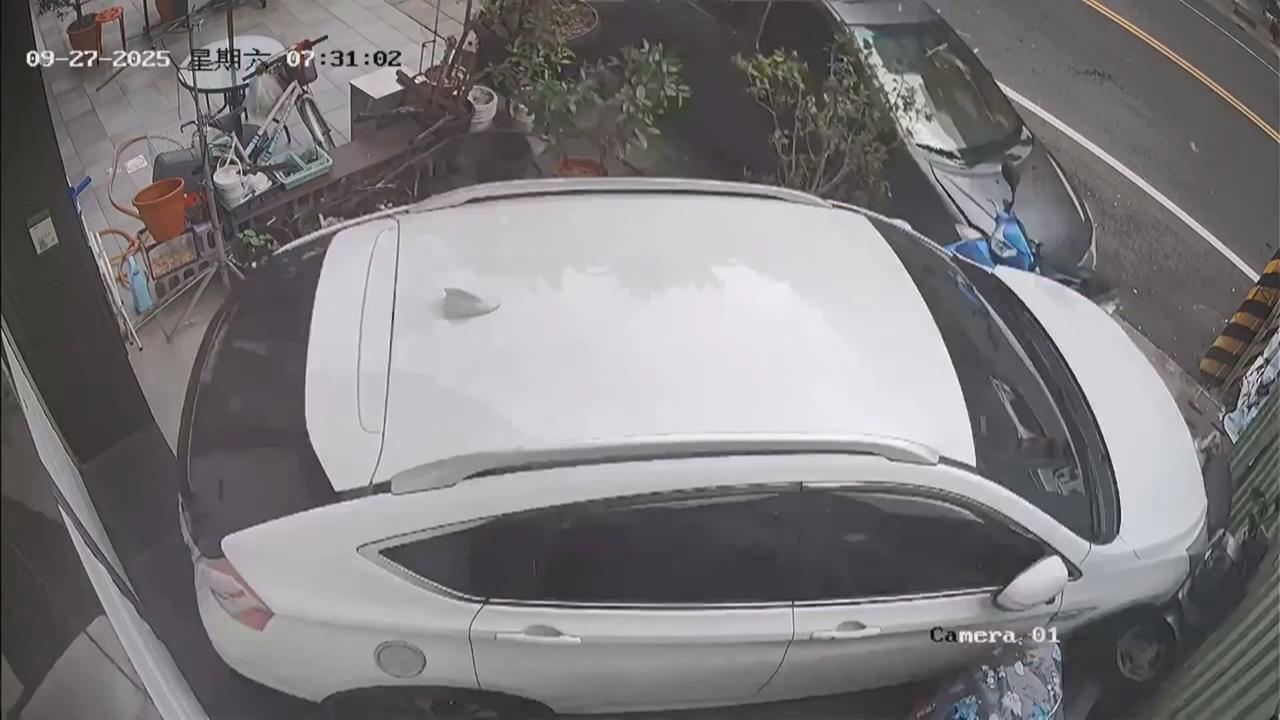 高雄駕駛邊開車邊吃 車輛失控直衝民宅 撞擊1車波及3機車