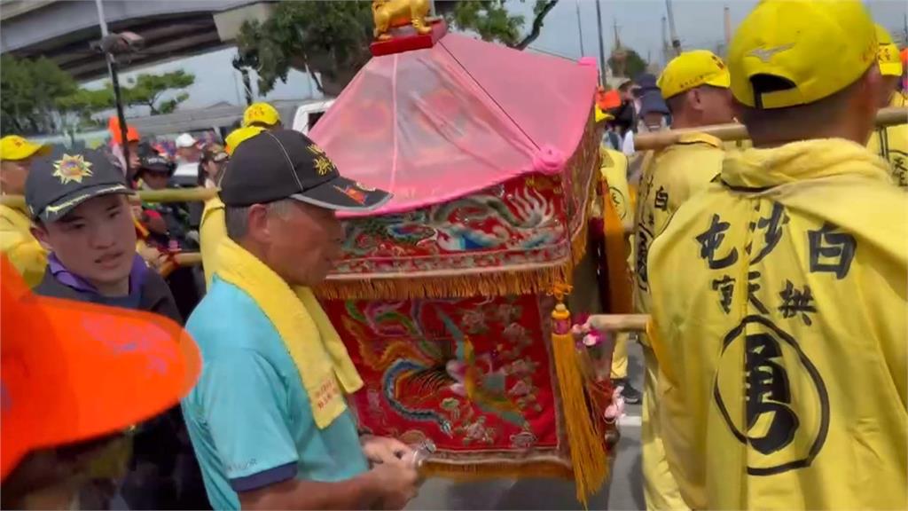 白沙屯媽祖睽違41年來到彰化和美鎮　信眾感動雙手合十跪地