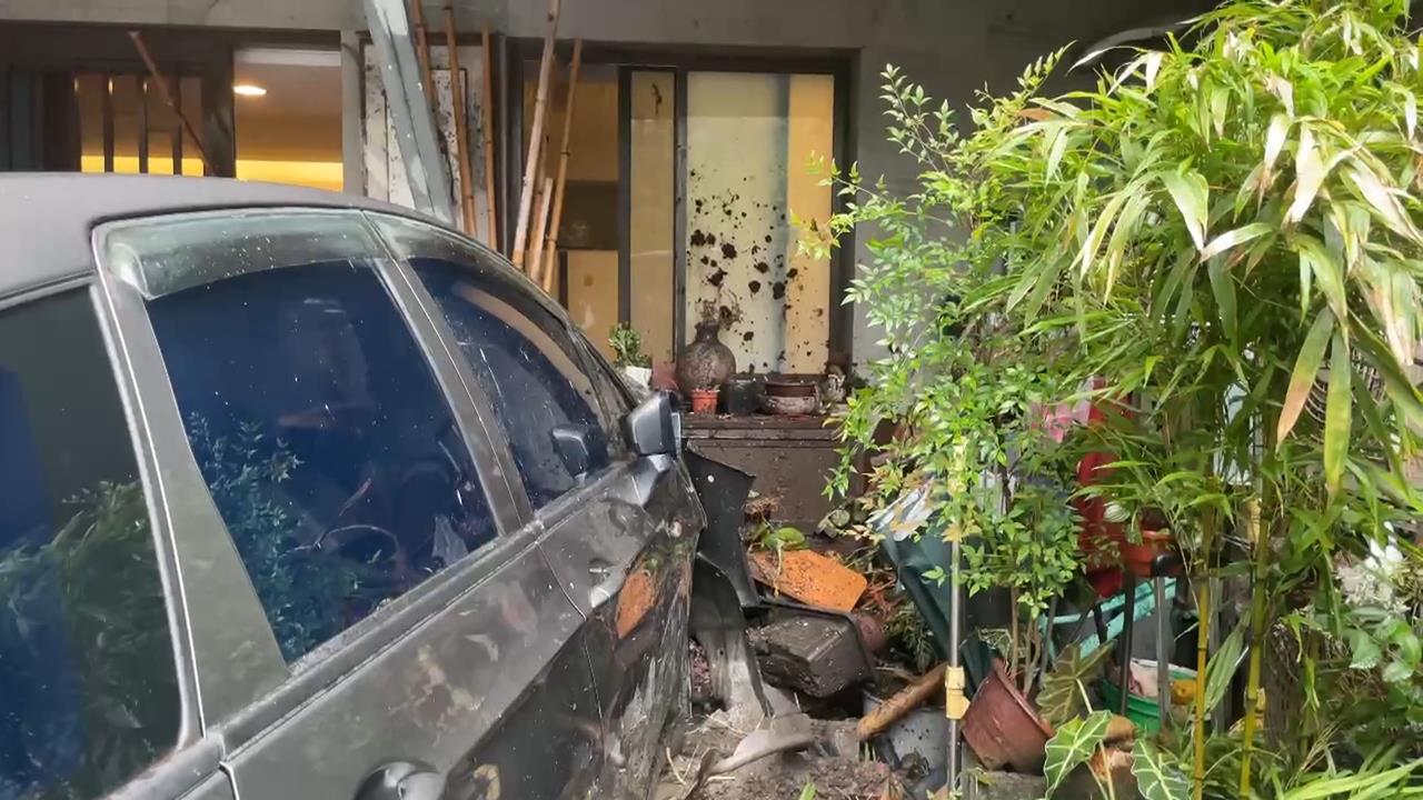 高齡駕駛又出事！　新店74歲翁「拐錯巷弄」暴衝撞進民宅