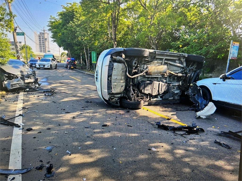 想轉就轉？2自小客相撞翻車　後車無辜遭波及