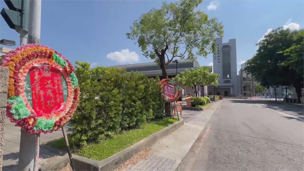 畢業典禮兩樣情！　校外敲鑼打鼓慶祝、校內家長吵沒位