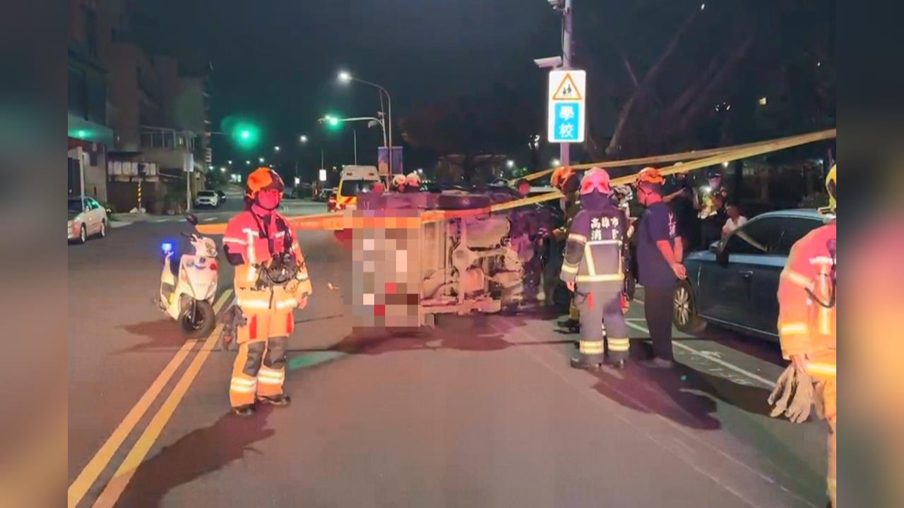 高雄酒駕撞5車! 「肇事小貨車當場翻覆」駕駛輕傷