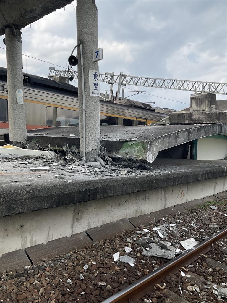 快新聞/花蓮東里車站月台屋頂倒塌 火車傾斜倒鐵軌