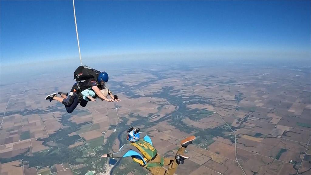 年齡只是數字！美１０４歲人瑞　挑戰全球「最高齡」跳傘紀錄