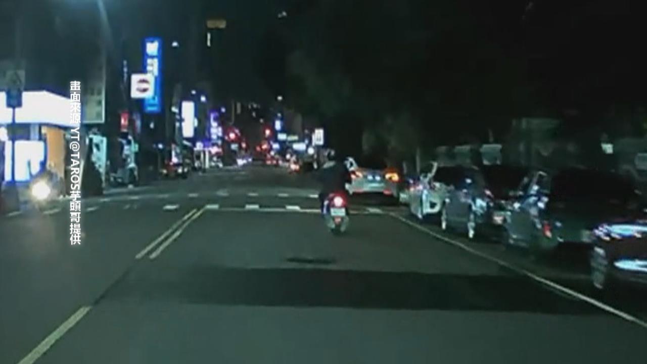 高雄前金區有天坑！2電動車經過釀車損