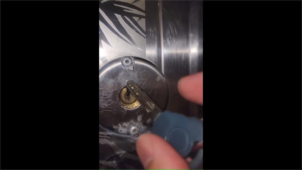 我偷不到、屋主也別想進!竊賊闖空門失敗 竟鑰匙孔灌三秒膠