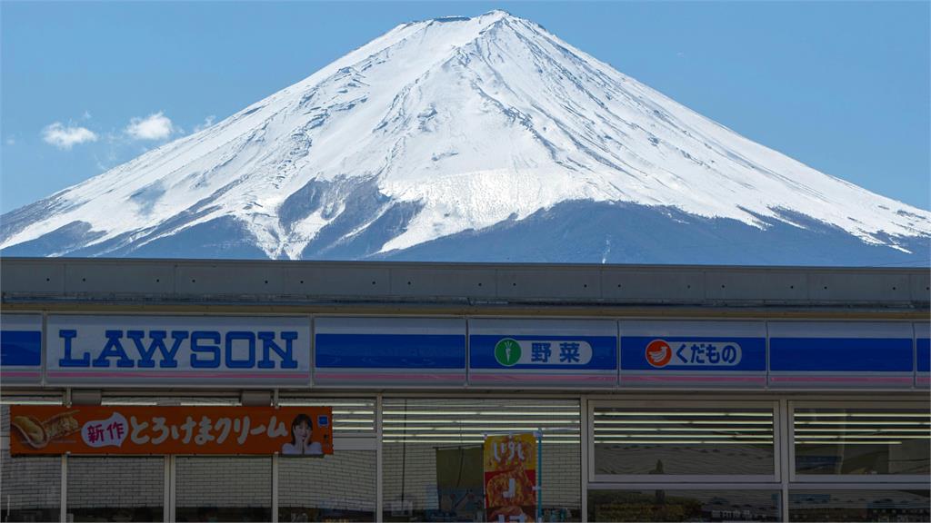 富士山超商架2.5M黑布擋遊客　小粉紅做「這件事」偷吃步網喊：超討厭
