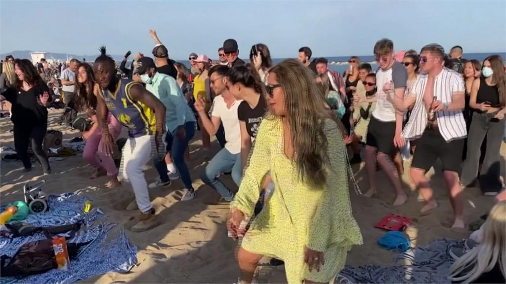 歐洲疫情復燒！德國上街抗議 西班牙海灘開趴